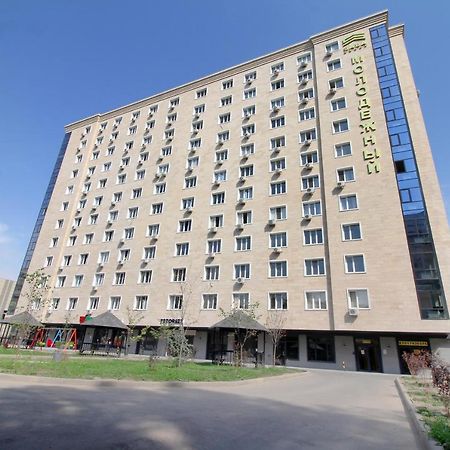 Апартаменты С Двумя Спальнями На Арбате! Alma-Ata Buitenkant foto